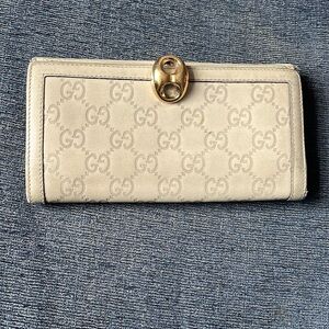 GUCCI light gray guccisima leather wallet